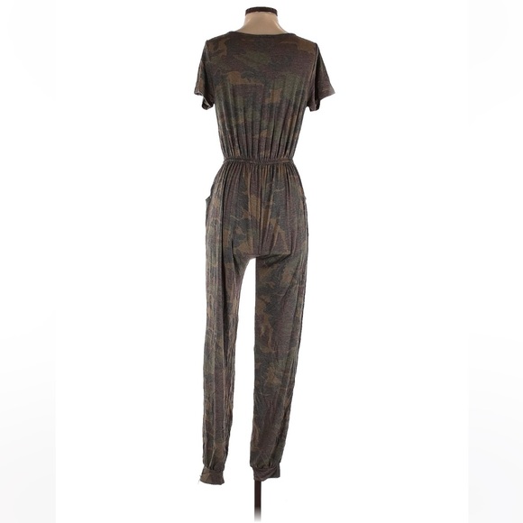Love Melody Camo Jumpsuit Size Medium - Picture 2 of 2